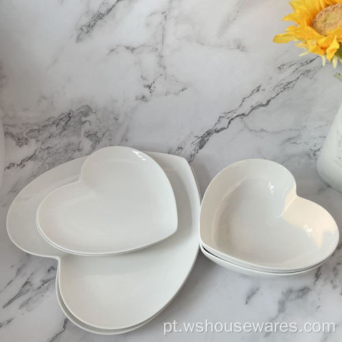 Conjunto de talheres de porcelana branca em forma de coração